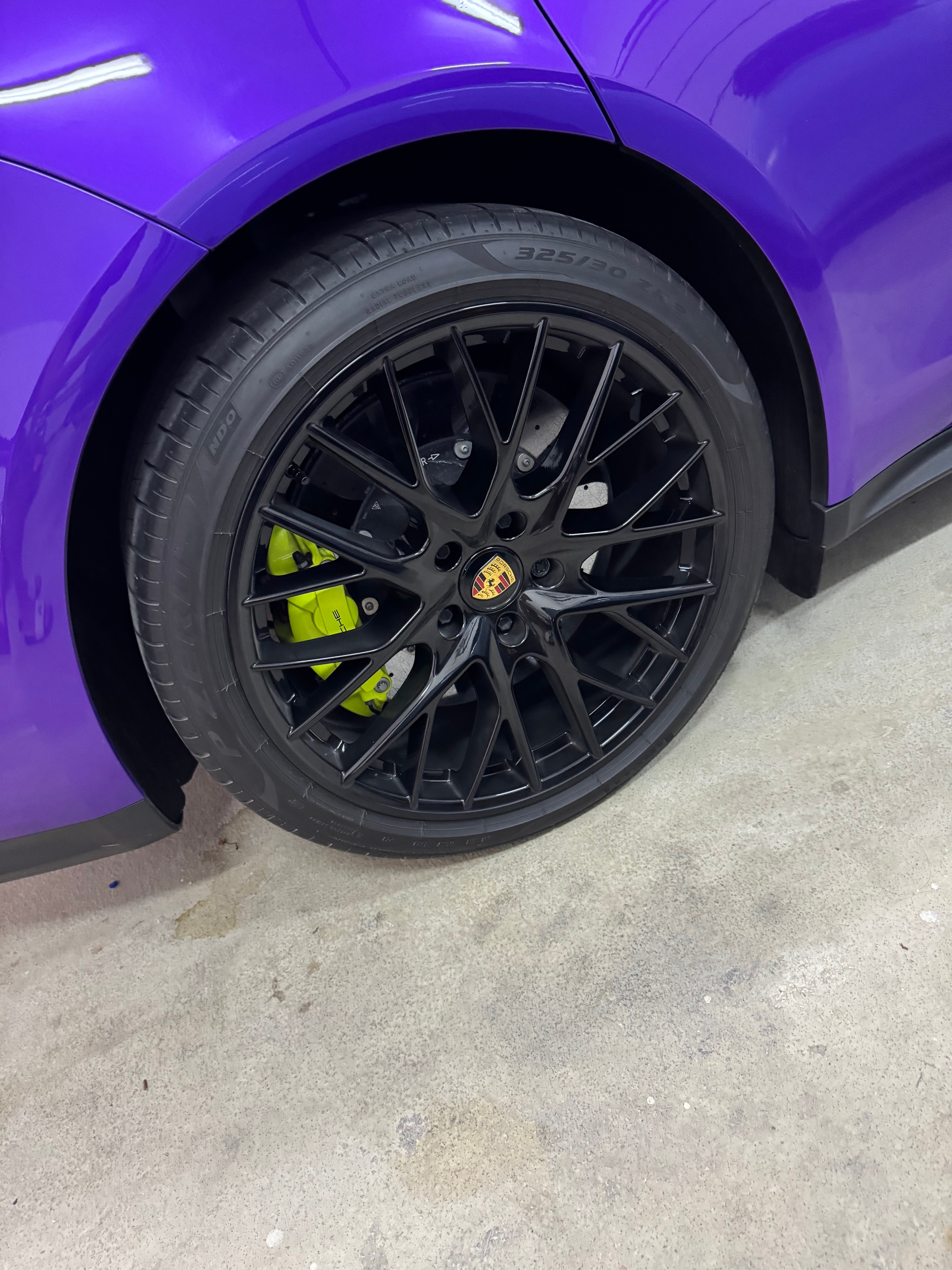 Violett Porsche Panamera Turbo S E-Hybrid 2023